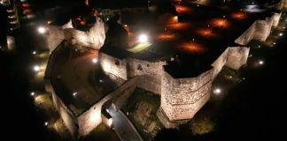 Përfundon projekti i ndriçimit artistik në Kalanë e Beratit, Rama publikon pamjet: Nuk është Game of Thrones!