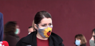 Spitalet e COVID në Tiranë të tejmbushur? Manastirliu e mohon: Kemi kapacitete, s’janë ezauruar shtretërit