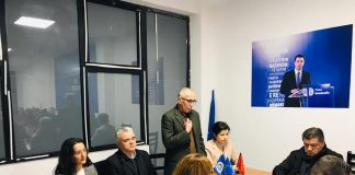 Foto e Bashës e varur në mur/ Pa maska dhe me Fran Frrokajn në krah, Mark Marku nis fushatën për PD në Lezhë