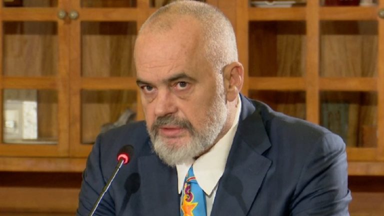 Shoqëruar me vallen e Kukësit! Rama poston videon nga aeroporti në ndërtim: Çunat kuksianë me dy gishta të Londrës, që ma kanë bërë copë “librin e shpisë”