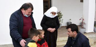 Rindërtimi/ Kryebashkiaku Veliaj vizitë në banesën e Ali Veshtit në Zall-Herr: Kemi përfunduar mbi 100 shtëpi, tani nisim me lagjen dhe rrugën e re