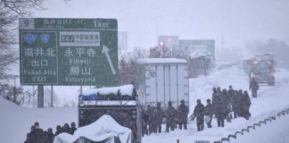 Japonia, ekonomia e tretë e botës/ Stuhitë e dëborës mbyllin shkolla, bllokojnë shtëpi dhe transportin