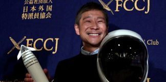 Miliarderi japonez kërkon 8 njerëz që të fluturojnë me të në Hënë, ja dy kriteret që duhet të plotësojnë