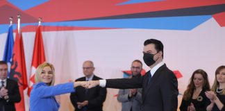 Fotolajm/ Monika “kokë e këmbë” me blu për të firmosur marrëveshjen me Lulzim Bashën