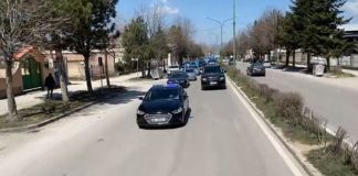 Basha në Korçë me makina luksoze! Pritet nga militantët pa maska e pa respektuar distancimin social