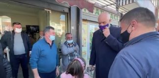 Vizita e Ramës në Shijak, vajza e vogël e ndalon në rrugë: Je më i mirë se Luli