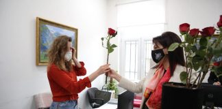 8 Marsi/Ministrja Evis Kushi bën gjestin e veçantë, dhuron lule për gratë e vajzat e MASR