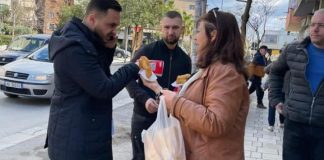 LSI-ja josh qytetarët e Tiranës me petulla, kush mer fletëpalosjen e partisë përfiton edhe petullën falas