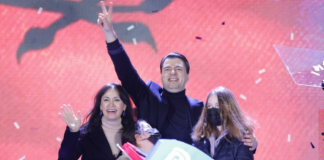 Simpatizantët e pritën 1 orë në të ftohtë, mësohet arsyeja pse u vonua Lulzim Basha në çeljen e fushatës së Partisë Demokratike