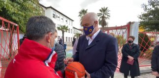 Djali i legjendës së basketbollit në Fier i kërkon autograf Ramës