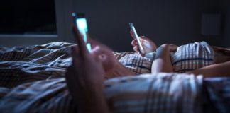 Pse nuk duhet t’a mbani telefonin në shtrat kur flini?