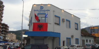 Fotolajm/ Kandidati për deputet i PD-së blen faqen ‘motorrat dhe makinat’ dhe i vendos emrin e tij