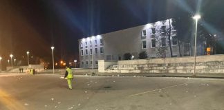 Simpatizantët e PD-së lënë pas qeska, shishe uji dhe mbeturina të tjera, punonjësit e bashkisë fillojnë punën për pastrimin e kryeqytetit