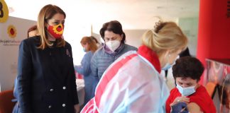 Manastirliu ndjek procesin në Stadiumin ‘Air Albania’: Këtë javë përfundojmë vaksinimin e arsimtarëve