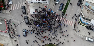 Takimet në Gjirokastër, një ‘grusht’ demokratësh presin Bashën (Video nga droni)