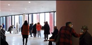 Emocionet e të moshuarve të vaksinuar, Manastirliu publikon videon: Sot mbërrijnë 15 mijë vaksina Pfizer