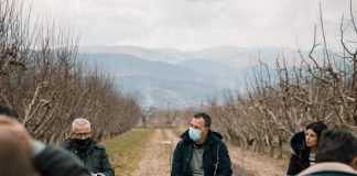 Peleshi, takim me fermerët në Dvoran: Aplikoni për të përfituar nga skema e naftës falas