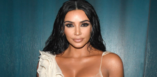 Kim Kardashian e zë gjumi teksa rregullon fotot, parukieri i poston foton epike
