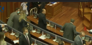 “Jeni zgjedhur për të shërbyer dhe jo për t’u shpërblyer”, Albin Kurti mban fjalimin e parë si kryeministër, opozita braktis sallën e parlamentit