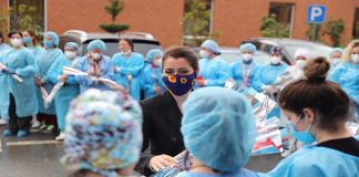 Manastirliu uron 8-Marsin nga “Shefqet Ndroqi”: Gratë janë kolona e sistemit tonë shëndetësor, brenda javës përfundon vaksinimi i stafeve mjekësore