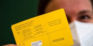 Pezullimi i AstraZeneca në Gjermani, Angela Merkel nën akuzë