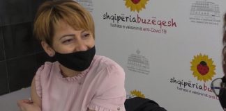 Vaksinohen pedagogët me AstraZeneca në Vlorë