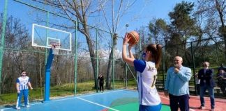 “Kur të rrafin gocat”/ Rama basketboll me vajzat, i bëjnë kosh njëra pas tjetrës