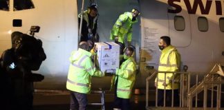 Mbërrijnë në Rinas 208 mijë vaksina kineze, Manastirliu: Sonte vijnë edhe 8190 doza nga Pfizer