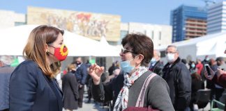 Manastirliu ndjek procesin e vaksinimit në sheshin “Skënderbej”: Mbi 10 mijë vaksinime çdo ditë, kontaktoni mjekun e familjes ose aplikoni për vaksinim në portalin e-Albania