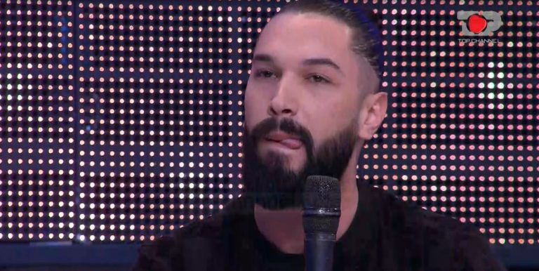 Ditëlindja e ‘çmendur’ e Atdheut/ Kapet mat me dy femra në det (Pamjet)