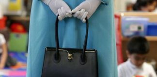 A e dini përse Mbretëresha e Anglisë mban gjithmonë çantë dore?