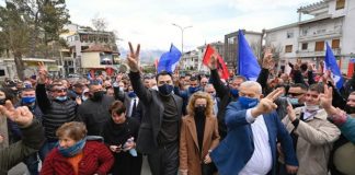 Hipokrizia e Bashës: U prin turmave, u prek duart dhe u thotë: Ruani shëndetin!