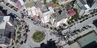 Ja sa njerëz kishte Basha në Fier kur hipi në “podiumin” 100 mijë eurosh (Video me dron)