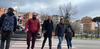 FOTO-LAJM / Pa maska dhe me të kuqe, kandidati i PD Ivi Kaso dhe Eno Bozdo kapen mat duke shkelur rregullat