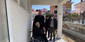 Kryeministri ndihmon të moshuarin e paralizuar: Na sill i teke, ta bëjmë gëzuar