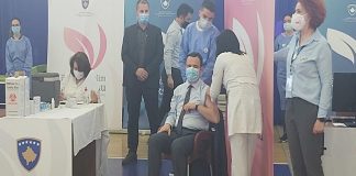 Nis vaksinimi në Kosovë me Astra Zeneca/ Albin Kurti merr dozën e parë