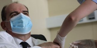 Francë/ Kryeministri Castex vaksinohet me AstraZeneca