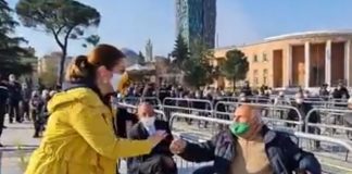 Dita e katërt e vaksinimit masiv, Manastirliu takon të moshuarit në shesh: Në prill vijnë 20 mijë doza nga Pfizer