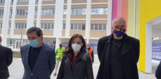 Rama viziton shkollën e re ‘Halit Çoka’ në Kamëz: Nga 3D-ja e shumëpërqeshur është kthyer në një realitet shumë kokëfortë