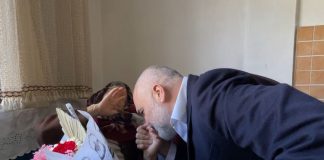 Rama viziton 110 vjeçaren që ka kryer vaksinën, heq maskën dhe e puth në dorë: E fortë je!