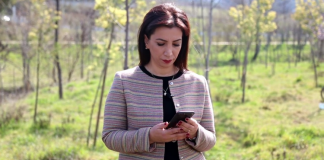 Ministrja Kushi, telefonatë surprizë urimi për mësuesen e saj kujdestare të gjimnazit