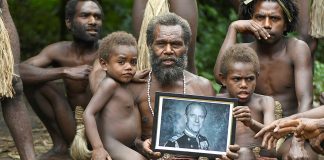 E konsideronin Princ Philipin perëndi: Fiset Vanuatu mbajnë zi për “Zotin” e tyre, nëpërmjet ritualeve të veçanta