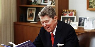 KUJTIMET / Si i shkarkoi Ronald Reagani, 11,345 kontrollorë të trafikut ajror