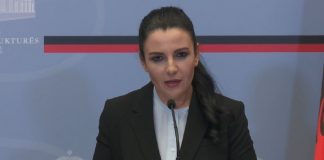 Ministrja Balluku jep lajmin: Nis nesër vaksinimi i punonjësve të aviacionit civil