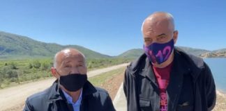 Rama batuta me fermerin në Konispol: Ju ka ardhur katundari më i gjatë në krye dhe ju mbështet