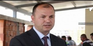 ‘Jam Florenc Hoxha, do kesh dëgjuar për mua! Do ta bëj trupin vrima, vrima’/ Specialisti në Vaqarr rrëfen si u rrah nga përfaqësues të PD: Më hyri në makinë e më goditi