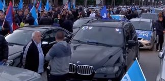 FOTO-LAJM / PD e hap dhe e mbyll fushatën me autosallon makinash luksoze, markat e shtrenjta sfidojnë ligjin në kryeqytet