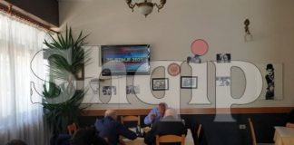 Foto/ PD drejt humbjes në Vlorë, Bujar Leskaj fotografohet duke ngrënë paçe