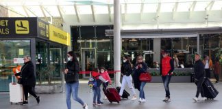 Nuk mundi të udhëtonte! 42-vjeçarja rreh punonjësen e kompanisë së fluturimit në Rinas