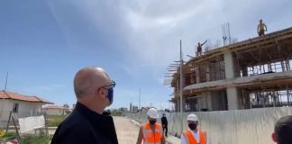 Dolën të gjithë demokratë/ Rama në Fushë Krujë batuta me punëtorin: Mbaji se mos na hidhen